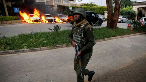 Un soldado, en el exterior del hotel