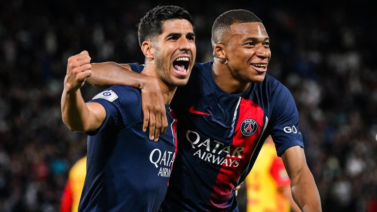 Marco Asensio y Kylian Mbappé en un partido del PSG