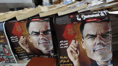 La prensa marroquí tilda de «hito histórico» la posición de España. En la foto, un quiosco de Rabat el pasado viernes.