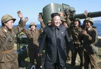 El dictador norcoreano, Kim Jong-un, jaleado por sus tropas durante una inspeccin a una batera costera. 