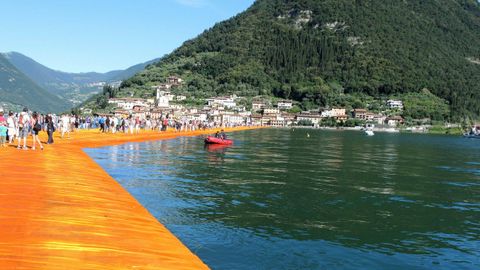 En el 2016, el artista instal diques de colores en el lago Iseo, en Italia