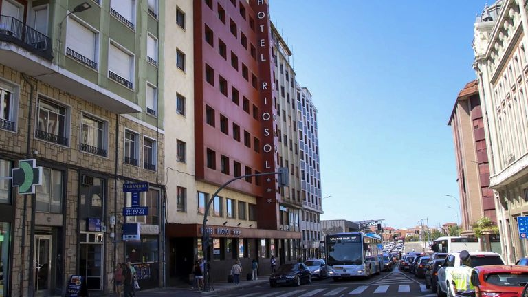 Un matrimonio de mediana edad ha fallecido esta mañana al precipitarse desde la planta sexta de un céntrico hotel en León por motivos que la Policía Nacional trata de esclarecer, aunque la primera línea de investigación es por el momento un suicidio
