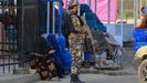 Un taliban patrulla por una calle de Kabul.