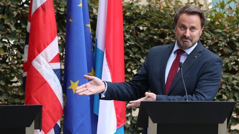 El primer ministro de Luxemburgo muestra el atril reservado a Johnson tras no presentarse a la rueda de prensa