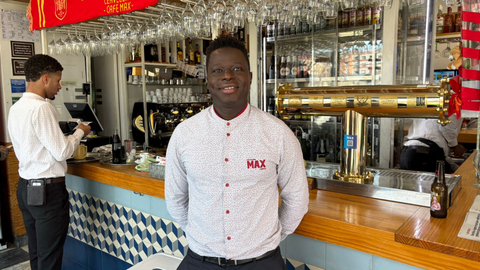 Max Magatte Ndiaye Gueye, en su cafeter�a ubicada en el barrio de El Llano