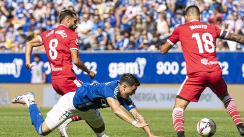 Colombatto cae al suelo durante el Real Oviedo-Cartagena