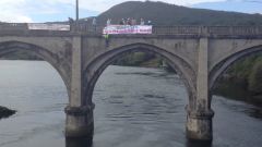 Pancarta desplegada en el puente de Feve, en Viveiro, por el comit� de Alcoa