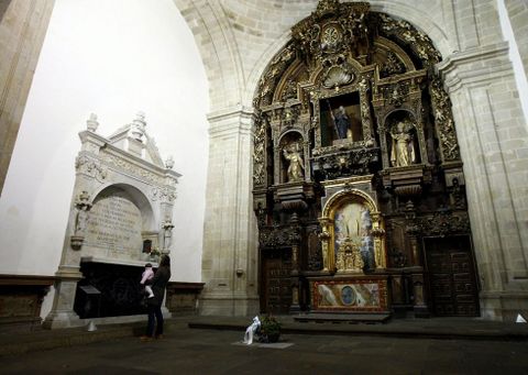 La tumba de Rosala de Castro es la primera que se cre en el Panteon de Galegos Ilustres.