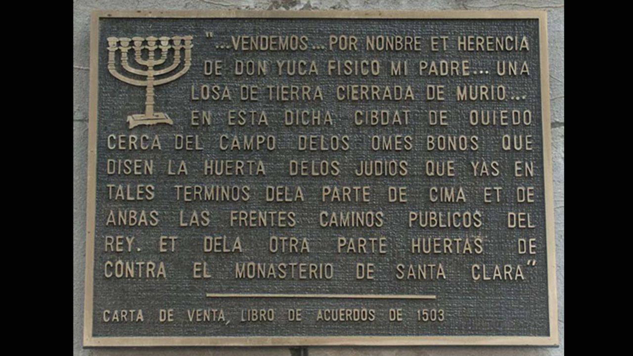 Placa en el lateral del Campoamor que plasma el documento de venta del solar, cuando era un cementerio.