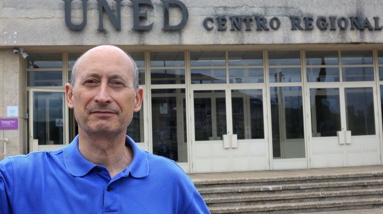 Víctor González, director de la UNED en Pontevedra: «Nos está fallando el respeto, los profesores pasaron de ser semidioses a no tener autoridad»