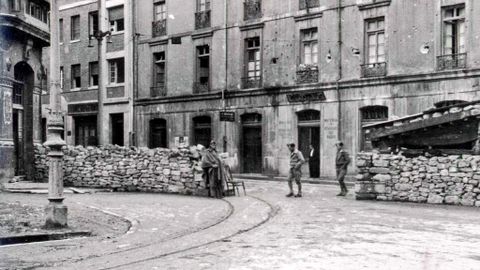 Oviedo, 1937. Parapetos nacionales en la Puerta Nueva de la ciudad