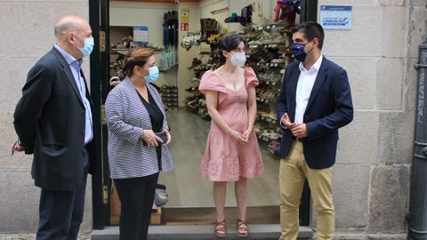 Gabriel Alén visitó la zapatería Word Mujer, beneficiaria del programa Emega.