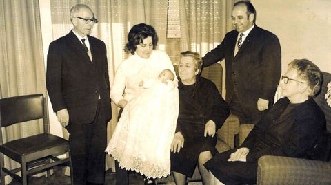 Valentín Losada, con su hijo Rafael, a la derecha, y el resto de la familia