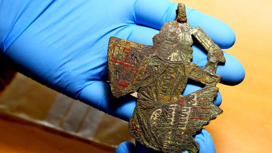 El colgante medieval que sacaron a la luz los incendios de Ponte Caldelas