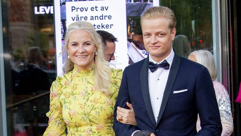 El hijo de Mette-Marit, Marius Borg, junto a su madre.