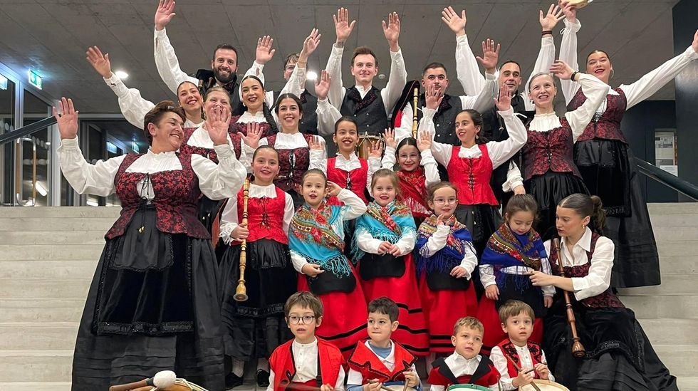 Integrantes del grupo de baile y m&uacute;sica tradicional CRC Ourense, una de las dos entidades hist&oacute;ricas de la emigraci&oacute;n de Basilea.