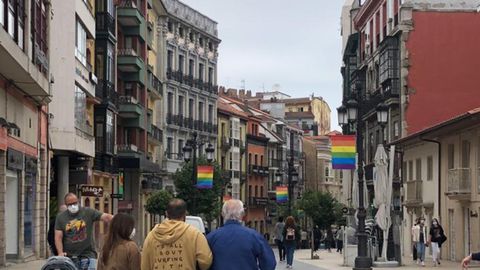 Las farolas de las calles aldeaas al Ayuntamiento de Avils lucen banderas del Orgullo
