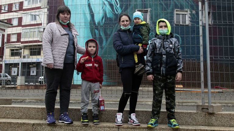Valentina (primera por la izquierda) y Alona Postolnik con sus hijos, en la travesía principal de Quiroga