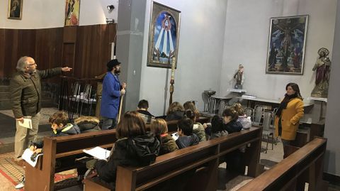 scolares de Culleredo conocen la obra de Lugrs en la Iglesia de Vilaboa