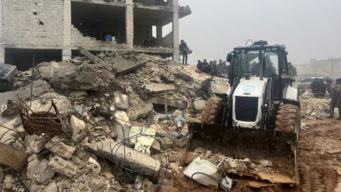 Tareas de desescombro y búsqueda de supervivientes en Jandaris, Siria, tras el impacto de un terremoto de magnitud 7,4