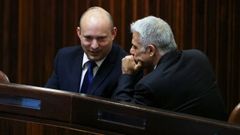 Bennett y Lapid conversan durante la sesin parlamentaria para elegir el nuevo presidente