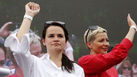 Svetlana Tikhanovskaya, a la izquierda, junto a la tambien opositora Maria Kolesnikova