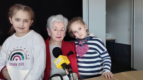 La maestra ya jubilada Rosario López Díaz fue entrevistada este mes en Radio Ü por sus nietas, Daniela y Noemí García Ínsua, alumnas de segundo de primaria en el CEIP Plurilingüe do Camiño Inglés.