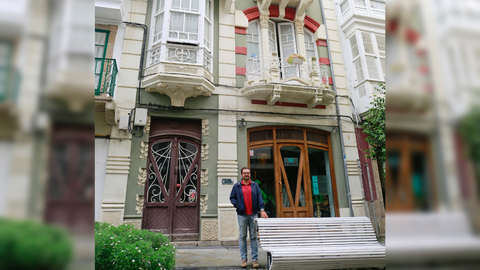 El arquitecto Felipe Cotovad ante la Casa Pereira 2, en Ferrol