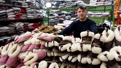 Zapatillas de Aveiro. Las pantuflas que vende Armando se hacen en Portugal, dice. Este trabajador por cuenta propia luso tiene mucho de gallego: Cmo autnomo? Uns das moi ben, outros moi mal