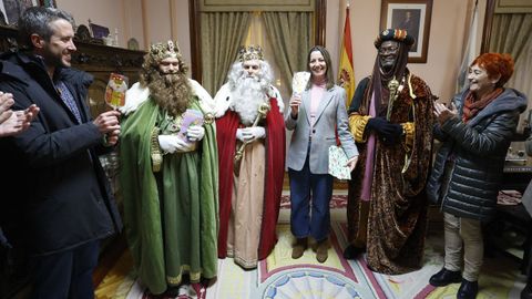 Los Reyes Magos fueron recibidos por la alcaldesa, Lara Méndez, y por Maite Ferreiro.