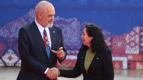 El primer ministro de Albania, Edi Rama, recibe a la presidenta de Kosovo, Vjosa Osmani.