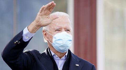 Joe Biden saluda a sus seguidores en Filadelfia