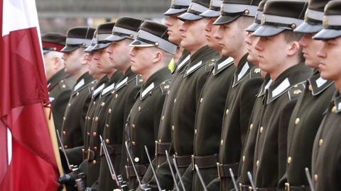 Guardia de honor del Ejército de Letonia, el pasado marzo, en Riga