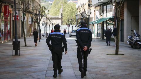 Agentes de Polica Local caminando por una calle de la ciudad de Ourense