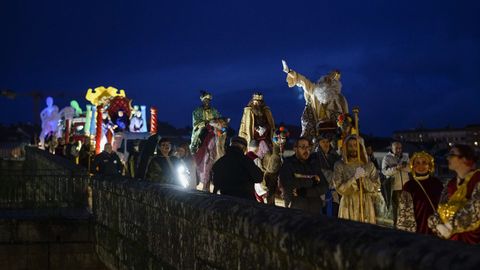 Anocheca cuando los Reyes Magos cruzaron el Puente Romano de Ourense.