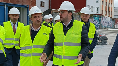 El presidente del Gobierno del Principado de Asturias, Adri�n Barb�n (dcha), visita, acompa�ado del consejero de Ordenaci�n del territorio, Vivienda y Derechos Ciudadanos, Ovidio Zapico, la construcci�n de 250 pisos para j�venes en Peritos (Gij�n).