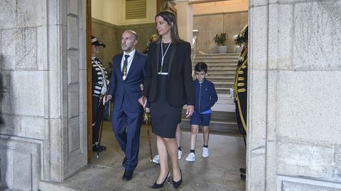 El alcalde de Ourense y la alcaldesa de Lugo, a la salida de la recepción en el Ayuntamiento lucense, previa a la misa de la Ofrenda del Reino de Galicia