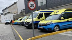 Ambulancias aparcadas en la puerta del Hospital Comarcal de Valdeorras.