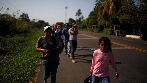 Un grupo de migrantes procedentes de Honduras caminan por una carretera en Frontera Hidalgo (Mxico) en direccin a Estados Unidos