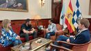 La reunin de Rey Varela y concejales de Ferrol con el productor de Rapa
