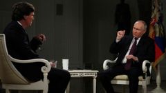 Putin durante la entrevista que le realizó Turcker Carlson, el periodista norteamericano despedido de la Fox por difundir bulos