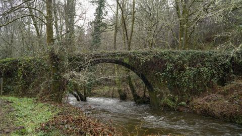 Puente medieval sobre el río Marañao