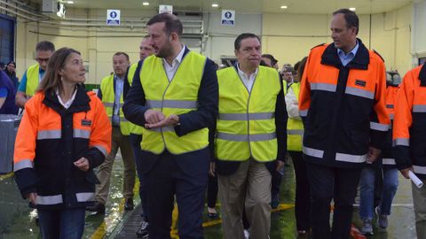 El eurocomisario Sinkevicius y el ministro en funciones Planas (en el centro) pudieron comprobar el pasado 18 de julio cómo funciona la lonja de Vigo