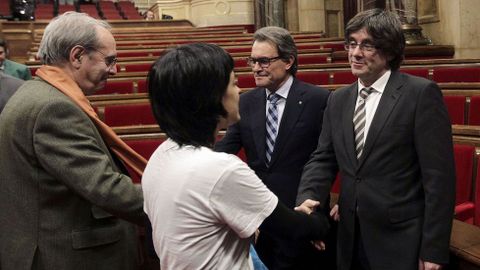 Puigdemont y el expresidente Artur Mas, saludan a los diputados de la CUP, Juliá de Jodar y Anna Gabriel