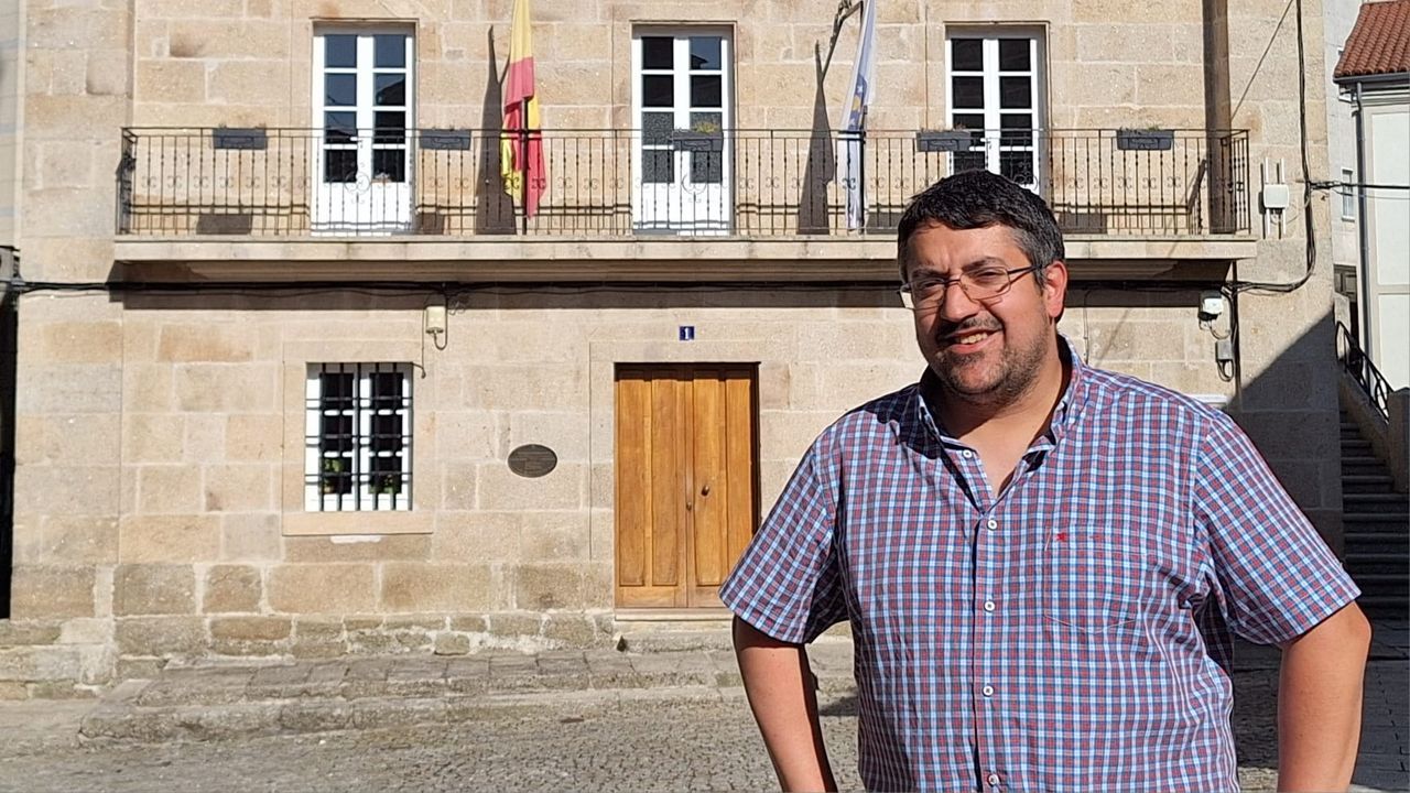 Polticos sonrientes, pulpo y tazas de vino en las fiestas de la Ascensin de Santiago.Antom Fente  un dos dous actuais concelleiros de Por Chantada