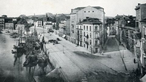 MARZU. Una vista general del muelle de Oriente y la calle Trinidad, hacia 1894