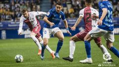 Sa�l Berj�n trata de llevarse un esf�rico ante Maikel Mesa