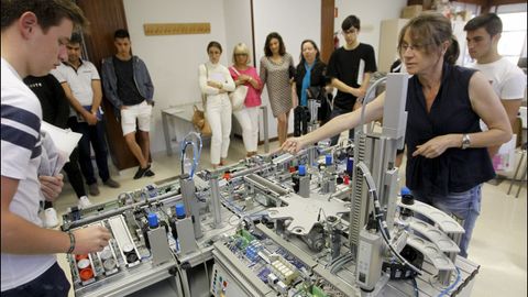 En la imagen, los estudiantes que participaron en la jornada de puertas abiertas, en un laboratorio de la Politcnica de Serantes