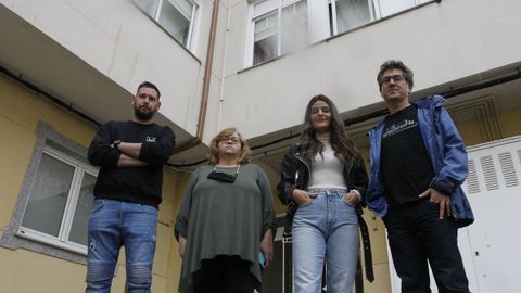 Un grupo de afectados ante los pisos que alquilaron. Ahora no saben si podrán seguir en ellos