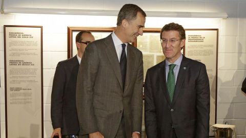 El Rey bromea con el presidente de la Xunta, Alberto Nez Feijoo, en el momento de ir a sentarse a la mesa presidencial. 